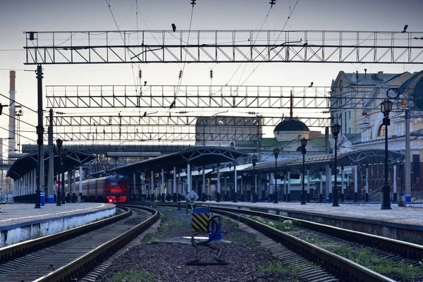 2018年7月1日 俄罗斯 客运平台 中央铁路客运站在克拉斯诺亚尔斯克市 建筑物的看法 在黎明的背景下 — 图库照片