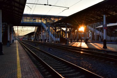 1 Temmuz 2018. Rusya. Parlak güneş yapıları parlar. Yolcu platformlar altında tutuyor. Merkez Tren yolcu Krasnoyarsk şehir merkezinde. 