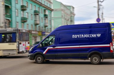 13 Nisan 2018. Kranoyarsk. Rusya. Şirket'in araba Rus yazıyı hızlı bir şekilde şehrin içinden sokak kullanıyor. Mavi minibüs.