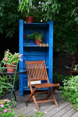 21 Temmuz 2018. Krasnoyarsk. Rusya. Ahşap katlanır sandalye, mavi gardırop. Parkta dekor