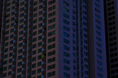 9 Temmuz 2018. Vietnam. Nha Trang. Koyu siyah ve mavi dokulu ayrıntılarını modern otel konut gökdelen. Ekonomi, finans, gelecek kavramları. Fantastik arka bina soyut. 