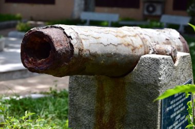 5 Temmuz 2018. Nha Trang. Vietnam. Çelik eski paslı top bir taş arabası. Portekiz'de 18. yüzyılda yapılmış. Varil korozyon tarafından yok edilir. Keşif yer: açık denizde Nha Trang bay