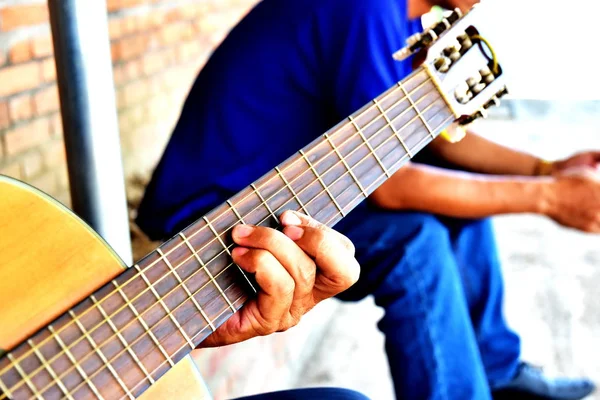 Praticar Violão Jovens Bonitos Tocar Guitarra Close — Fotografia de Stock