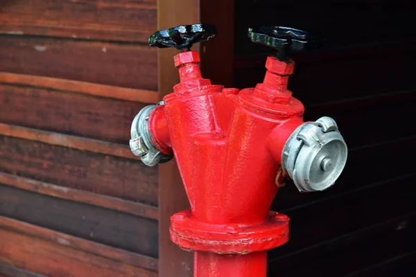 Doppelter Feuerhydrant Rot Nahaufnahme — Stockfoto