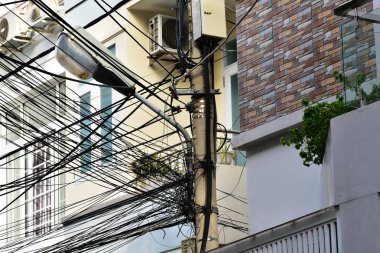 Kablo ve teller ile elektrik direği