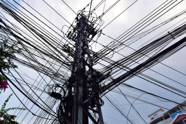 Büyük çelik dur desteği karıșmayı, kabloları bir sürü ile. Kutubun bir step-down trafo vardır. Tam karışıklık ve karışıklık