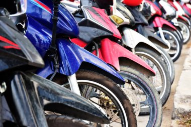 Birçok mopedler ve scooter motosiklet sokakta park edilmiş. Asya ülkeleri için taşıma. Vietnam, Tayland