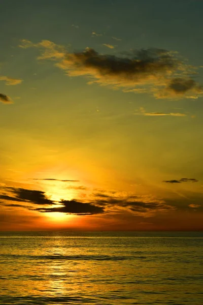 海の幻想的な夕日は あなたのスマート フォン上のパブリケーションの垂直背景 — ストック写真