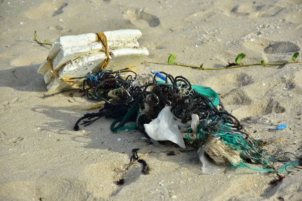 自制的白色浮标绑在绳子上 把网钓鱼鱼绑在一个潮湿的沙滩渔村里 被海浪抛到岸上的垃圾 — 图库照片