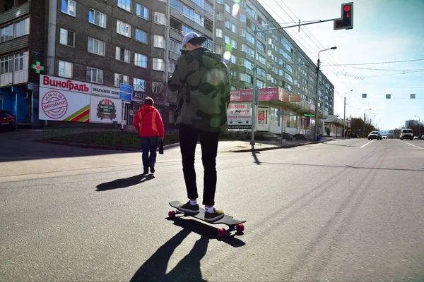 Mai 2018 Krasnoïarsk Russie Élégant Skateboarder Équitation Longboard Traverse Intersection — Photo