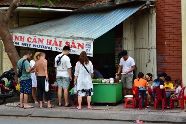 12 Temmuz 2018. Nha Trang. Vietnam. Turistlerin satın almak yiyecek yol kenarına yerleştirilen bir kafede. Bina dengesiz bir çatı vardır. Ucuz lokanta