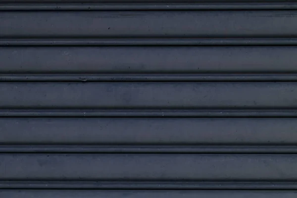 ローラー シャッターのドア 灰色の背景 クローズ アップ — ストック写真