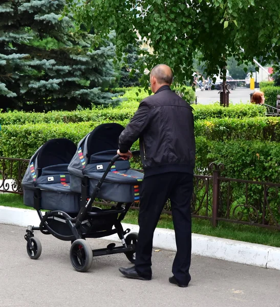 Juli 2018 Krasnojarsk Ryssland Ensamstående Pappa Med Barnvagn För Tvillingar — Stockfoto