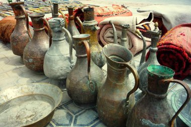 Vintage bakır ve pirinç metal sürahi, testi, tepsiler. Eski özbek yemekleri