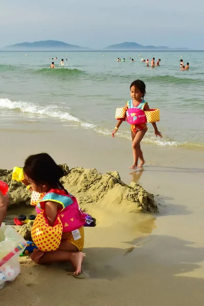 Cam Камрань Єтнам Липня 2018 Два Близнюки Єтнамських Дівчаток Купання — стокове фото