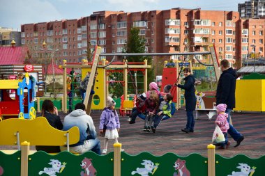 Krasnoyarsk. Rusya. 12 Mayıs 2018. Bir sürü çocuk ve ebeveynleri parkta oyun. İyi eğlenceler ve iyi eğlenceler. 