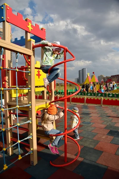 크라스노야르스크입니다 러시아 2018 일입니다 여자는 놀이터에 나선형 계단을 육체적 스포츠는 — 스톡 사진