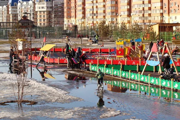 Krasnoyarsk Rusya Mart 2018 Bahar Hava Birikintileri Kar Ile Çocuklar — Stok fotoğraf