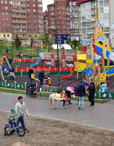 Krasnoyarsk Russia Maggio 2018 Molti Bambini Loro Genitori Giocano Nel — Foto Stock