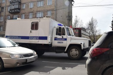 10 Mayıs 2018. Krasnoyarsk. Rusya. Bir polis özel araç mahkumların şehir etrafında taşıma