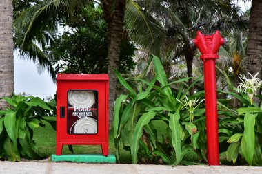 Çift Kişilik yangın musluğu. Bir yangın hortumu ile kutu