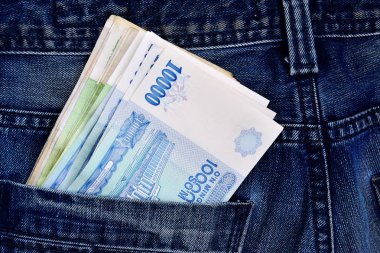 Özbek ulusal para bir kot pantolon cebinde