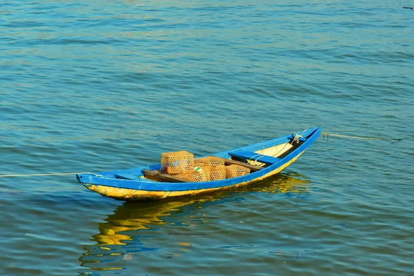 Вьетнамская Национальная Маленькая Рыбацкая Лодка Лодке Рыбака Закреплен Якоре — стоковое фото