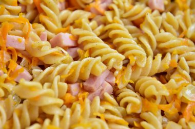 Makarna sosis, soğan ve havuç ile kızarmış. Bekarlığa veda yemekleri. Sağlıksız yiyecek. Fast food. Düz arka plan