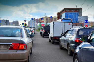 26 Temmuz 2018. Krasnoyarsk. Rusya. Bulutlu havalarda kavşaktaki trafik sıkışıklığı