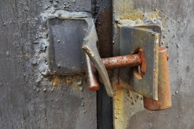 Asma kilit ve eski metal hasp kadar yakın ve çelik bir kapı zımbala