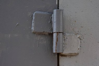 Demir garaj kapıları. Paslı kapı. Kapı menteşeleri. Atış kapatın.