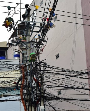 Büyük çelik dur desteği karıșmayı, kabloları bir sürü ile. Tam karışıklık ve karışıklık