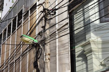 Büyük çelik dur desteği karıșmayı, kabloları bir sürü ile. Tam karışıklık ve karışıklık