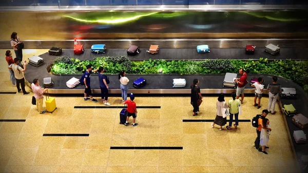 Julho 2018 Cam Ranh Vietname Pessoas Vão Buscar Bagagem Aeroporto — Fotografia de Stock
