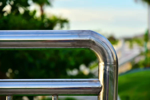 Dettaglio Ringhiera Acciaio Inox Primo Piano Sfondo Verde — Foto Stock