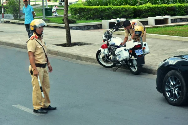 Julio 2018 Nha Trang Vietnam Dos Policías Motocicleta Están Servicio —  Fotos de Stock