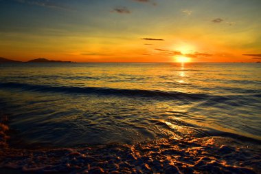 Sonsuz ufkuyla inanılmaz sahil günbatımı