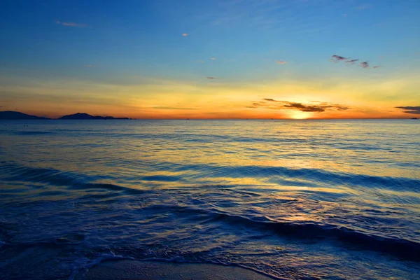 Sonsuz ufkuyla inanılmaz sahil günbatımı