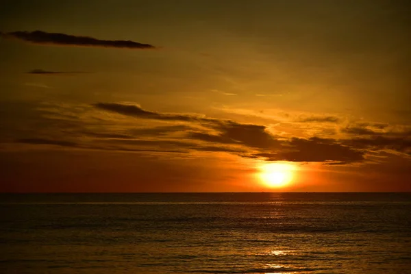 無限の地平線と素晴らしいビーチの夕日 — ストック写真