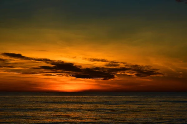 無限の地平線と素晴らしいビーチの夕日 — ストック写真