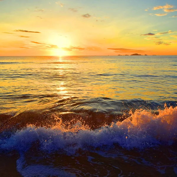 光の波からの水の飛沫 無限の地平線の素晴らしいビーチの夕日 — ストック写真