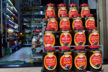 12 Temmuz 2018. Nha Trang. Vietnam. Kahve, her türlü satış için alışveriş. Gösteri penceresindeki adı ile bankalar