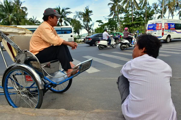 Julio 2018 Nha Trang Vietnam Trabajador Rickshaw Está Esperando Pasajero —  Fotos de Stock