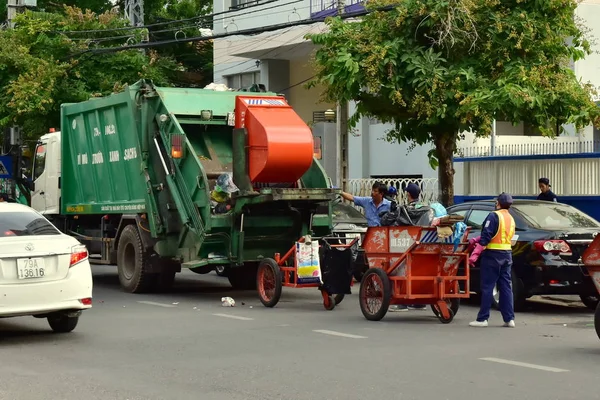 Juli 2018 Nha Trang Vietnam Arbetaren Kommunala Återvinning Sophämtare Truck — Stockfoto