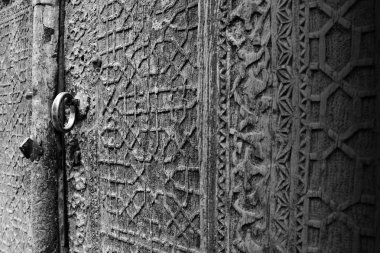Bir eski bir güzel oyma desen ahşap kapı yıpranmış. bir halka şeklinde ele. Siyah Beyaz görünümü