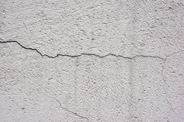 Duvar içinde çatlamak
