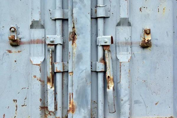 bir kamyon paslı yıpranmış kırık konteyner kilitli