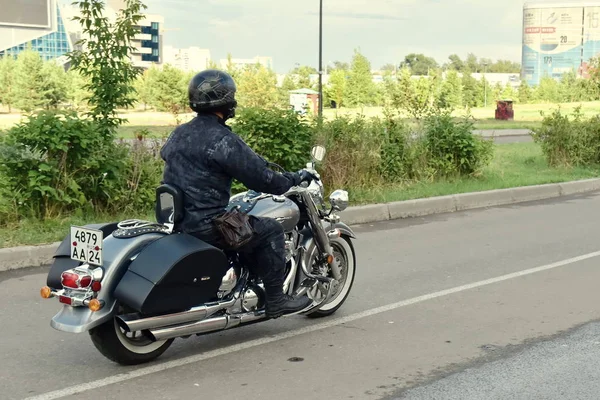 29 Temmuz 2018. Krasnoyarsk. Rusya. Adam sürme sportster motosiklet. değil hazırlama sahne. gerçek hayat