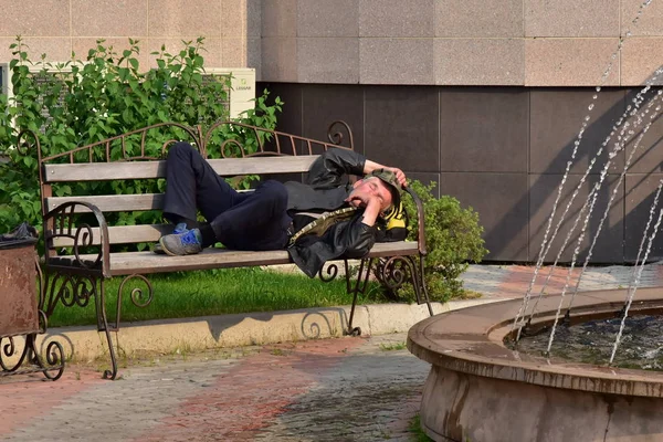 July 2018 Krasnoyarsk Russia Homeless Man Sleeping Bench Fountain Park — Stock Photo, Image