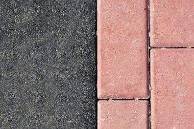 Oyun alanı kapsamında iki tür: kauçuk kaplama ve kaldırım taşları